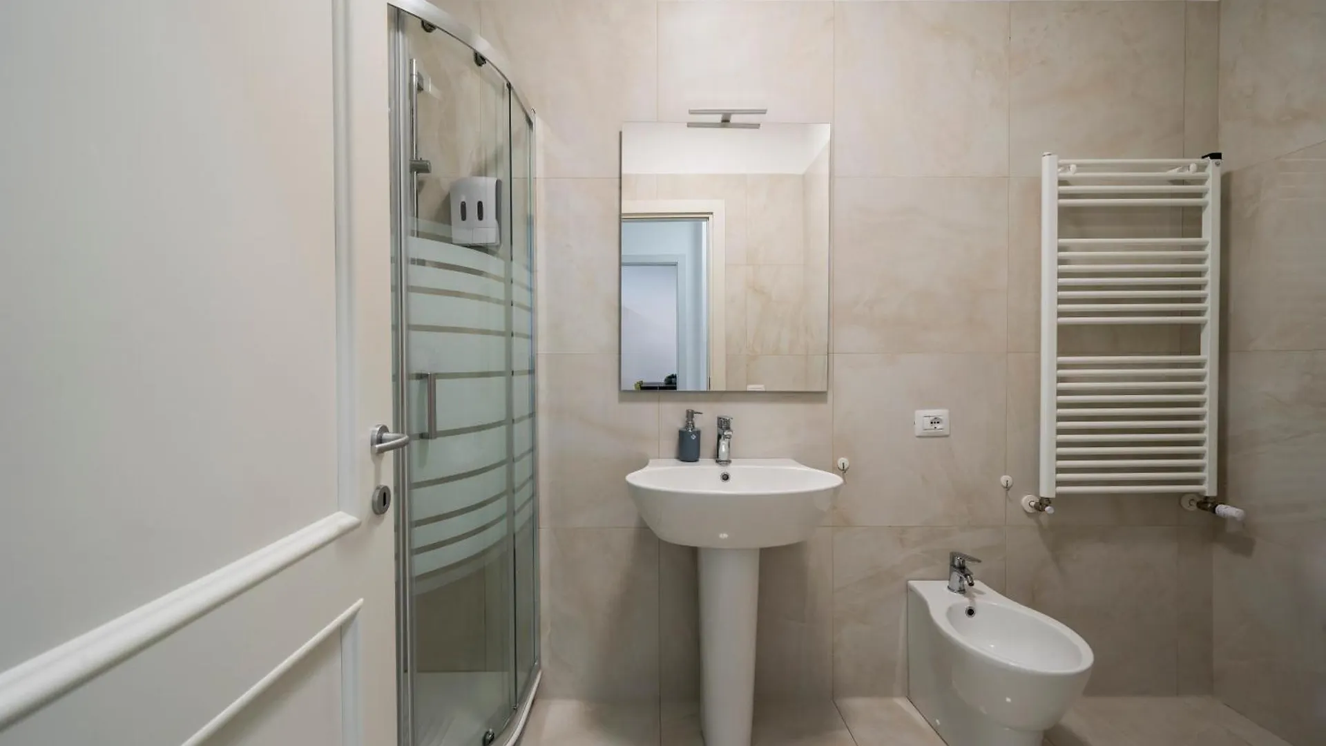 Pirelli Comfort Suite Battaglia Appartamenti Milano 0*,  Italia
